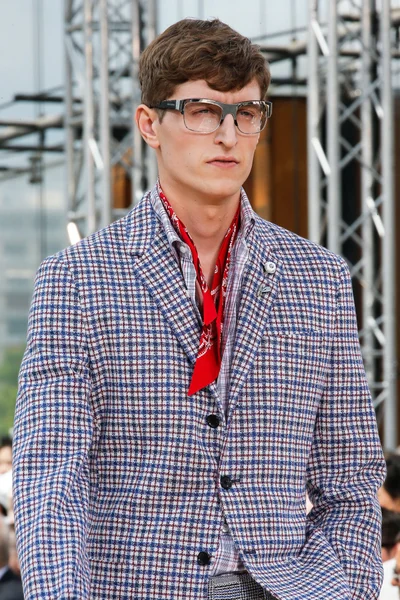 Look 15